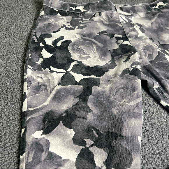 HUE Ladies Gray/White Floral Leggings/Jeggings - Size Large. - Picture 4 of 15
